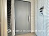玄関：【Entrance】お客様をお迎えする玄関は落ち着いた雰囲気。帰り着くたびに洗練されたテイストの空間に迎えられ誇りと喜びを感じる玄関まわりです。