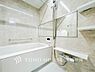 浴室：【Bathroom】1日の疲れを取り心身を癒すことができる住まいの中のリラクゼーション空間、リラックスできるよう優しいカラーをチョイスしました。時を忘れるほどのんびりできる空間に。