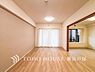 リビング/ダイニング：【Living room】シンプルで居心地の良いリビングスペース。家族の時間をゆったり楽しめる、温もりを感じる住まいの中心。