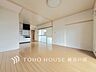 リビング/ダイニング：【Living room】くつろぎと交流の中心、広がる空間。温もりと光に包まれたリビングで、家族の絆が深まる毎日を。