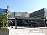 周辺：鎌倉芸術館まで約850m。大船駅前の雑踏を抜けたところにある豊かな緑に包まれた静かな環境に位置するホール。大小ホールの他、ギャラリー、和室、会議室など目的に応じてご利用いただけます。