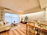 リビング/ダイニング：【Living room】ここにはみんなが集い、食事と楽しい会話が始まる。話に夢中になりすぎて、ついつい時を忘れてしまう。そんな束の間の幸せを感じさせてくれる場所。
