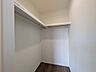 室内：たっぷりしまえるウォークインクローゼット