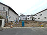 外観：ゆとりある敷地に建つ全2棟の分譲地