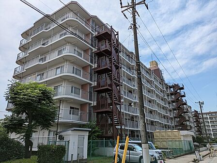 棟間隔があり、緑豊かな「ソフトタウン谷津遊園」