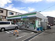 ファミリーマート 高槻芝生住宅前店 徒歩8分。 610m