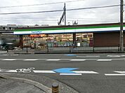 ファミリーマート茨木三島中学校南店 徒歩7分。 530m