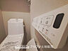 トイレ：【Warm　water　flush　toilet】　◆温水洗浄便座付きトイレ◆お掃除も楽々。快適に過ごすためには今や欠かせない設備の一つです。壁掛けリモコンで使いやすくいつでも清潔に保てます。