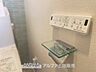 トイレ：【Warm　water　flush　toilet】　◆温水洗浄便座付きトイレ◆お掃除も楽々。快適に過ごすためには今や欠かせない設備の一つです。壁掛けリモコンで使いやすくいつでも清潔に保てます。