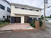 敷地前面に大きなカースペースがあります
