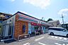 周辺：セブンイレブン 生駒山崎町店（502m）