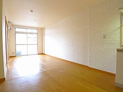 ビューラ東新 A 2階1LDKのリビング/ダイニング