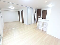 カスタリア III 1階1LDKのリビング/ダイニング