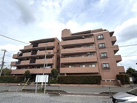 タイル張りのオシャレな外観です!現在リノベーション中!完成モデル物件ごあんないできます!