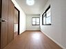 洋室：6.2帖の洋室。2面採光で明るいお部屋です。