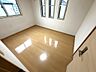 寝室：窓も多く明るいお部屋です