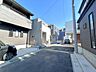 外観：【家の前まで、すっきりとしたアプローチ】道路と建物の距離感が心地よく、毎日の出入りもスムーズ。暮らしやすさを感じられる街並みです。
