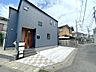 外観：【駐車スペース付きのスタイリッシュな住まい】ゆとりある駐車スペースを備えた新築住宅。シンプルでモダンな外観が街並みに調和し、毎日の暮らしに使いやすさとデザイン性を兼ね備えた住まいです。