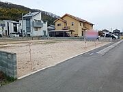 「初めまして！」が集まる分譲地。低層の一戸建てを中心とした街並みが整然と続き、周辺には高い建物が建っていないので、採光や開放性に恵まれ、空が広く緑の多い閑静な趣を感じる環境です。