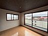 リビング/ダイニング：西向きバルコニーを備え、午後の日差しを取り込みやすい住まいです♪
