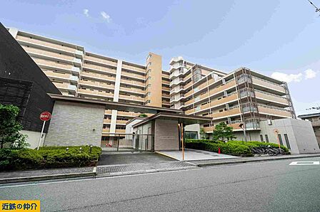 ゲートのあるアプローチで安心感アップ。管理の行き届いた共用部が魅力。