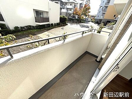 陽当たりのいいバルコニー。お出かけの際は上からお見送りもできますね。