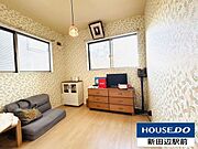 4.5帖洋室は大きなクローゼットと2面採光で明るいお部屋。全居室収納完備。収納家具を減らして広々空間をお楽しみいただけるように工夫されていますね♪