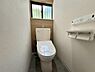 トイレ：トイレにも窓が付いています。