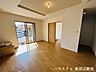 寝室：大きなウォークインクローゼットが付いているのですっきりと空間を使えます。窓が沢山あるので採光・風通しも良好。