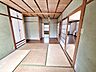 室内：玄関ホールから入ってすぐの4.5帖の和室です。