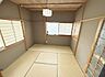 室内：2F約4.5帖の和室です。落ち着いた色合いのお部屋で和の雰囲気を演出できるお部屋です。※写真はAI加工により家具等を消去しています。現況と異なる場合は現況を優先します。
