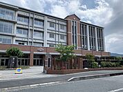舞鶴市立白糸中学校 徒歩52分。新舞鶴小学校と志楽小学校地域に住んでいる生徒が通う中学校。2012年3月に新校舎が完成しました。 3800m