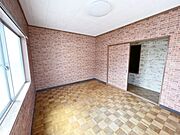 2F約6帖の洋室です。レンガ調クロスが映えるお部屋です。