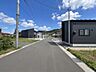 外観：前面道路を含む外観の様子です。