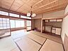 室内：2F8帖の広縁に面した開放感のある和室♪床の間や飾り棚も備え、和の趣を存分に感じられる空間です！※写真はAI加工により家具等を消去しています。現況と異なる場合は現況を優先します。