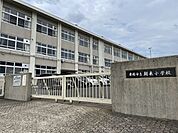 舞鶴市立朝来小学校 徒歩7分。創立されて150年を迎えました。約100名の児童が通う小学校です。 530m