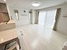 リビング/ダイニング：南面に掃き出し窓があるのでお部屋が明るいです♪※写真はAI加工により家具等を消去しています。現況と異なる場合は現況を優先します。