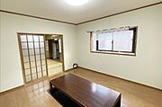 掘りごたつ付きで、冬でも快適に過ごせるお部屋です。