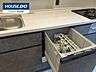 キッチン：食洗機家事の負担をしっかりと軽減し、ゆとりある心地よい暮らしをサポートする機能的で洗練されたキッチンスペースです。