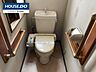 トイレ：両サイドにしっかりと手すりが設置され、安全性と使いやすさに配慮されたトイレです。