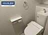 トイレ：温水洗浄便座付きの機能的なトイレです。※画像内の家具・残留物はAI処理にて消去しております。実際の室内の状態は現地にてご確認ください。