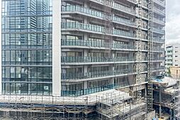 バルコニーからの眺望/住戸は7階に所在。バルコニーの前には建設中の高層マンションが見えますが、道路幅が広いため、その分距離が保たれています。