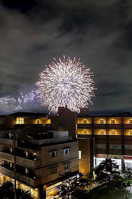 バルコニーから多摩川の花火大会を鑑賞できちゃいます。