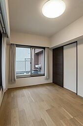 洋室2。北東と南東の二面採光。窓の外はルーフバルコニーにつながっています。