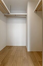 洋室1。ウォークインクローゼット（WIC）が備わっています。