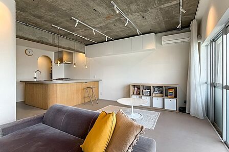 壁と床をシンプルなカラーにした分、躯体現しの天井とカウンターのリブパネルがアクセントになっています。躯体現しを採用したことで天井高を最大限確保されています。