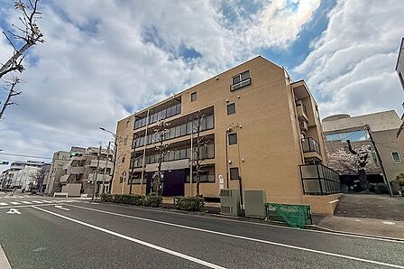 東急大井町線「上野毛」駅から徒歩7分に位置する、1981年竣工・総戸数19戸のマンション。「二子玉川」駅も自転車圏内で、利便性◎