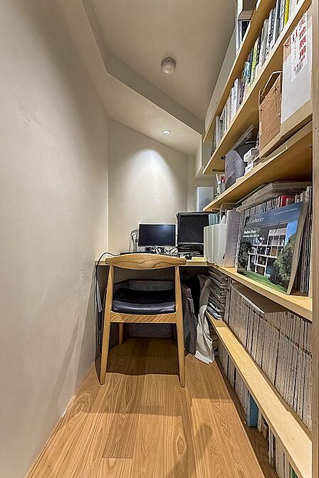 書斎/約1.5帖とコンパクトながらも壁面に棚板が設けられているので、本や資料をびっしり収納できるところが◎