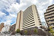 山手通りと淡島通りの交差点に面してどっしりと建つ、1968年竣工、総戸数155戸のマンション。2018年に大規模修繕工事を終えており、オートロックと宅配ボックスを完備。