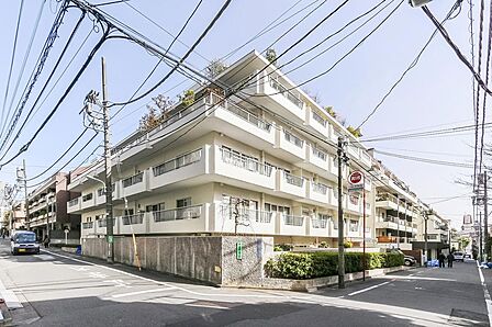 1974年に竣工。長期修繕計画書を作成済みで、過去の修繕工事履歴も詳細に残されており、簡易耐震補強工事を実施済みです。